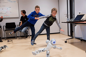 Imagen decorativa de niños bailando con un robot