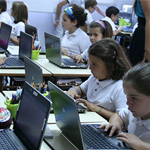 Niños con ordenadores en el aula, para una integración de la tecnología en educación