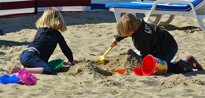 Niños jugando en la arena de la playa