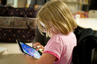 Niña aprendiendo con Tablet